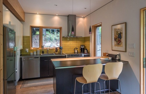Saint-Brigitte-de-Laval House | Private modern cottage with stunning scenery and direct water access