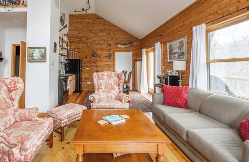 Gnaw Bone Cabin | Private Cabin- 6 Acres w/Four Suites near Story & Nashville