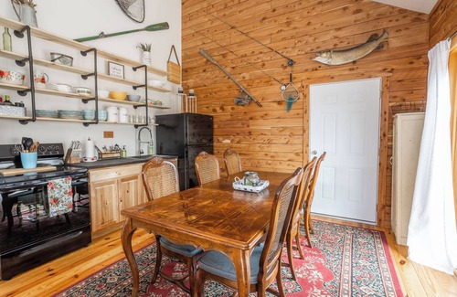 Gnaw Bone Cabin | Private Cabin- 6 Acres w/Four Suites near Story & Nashville