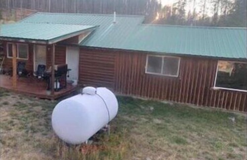 Powell County Cabin | Private cabin bordering national forest