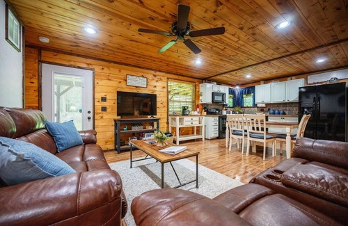 Broken Bow Cabin | Private Cabin! Located on 8.5 wooded acres! Pet and child friendly!