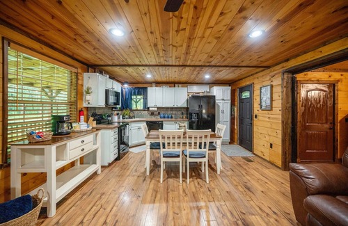 Broken Bow Cabin | Private Cabin! Located on 8.5 wooded acres! Pet and child friendly!