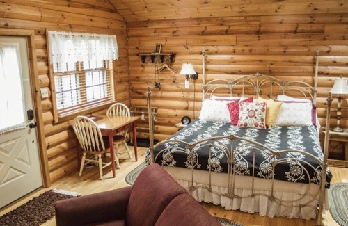 Reedsburg House | Private cabin w/jacuzzi tub, gas fireplace close to several famous parks
