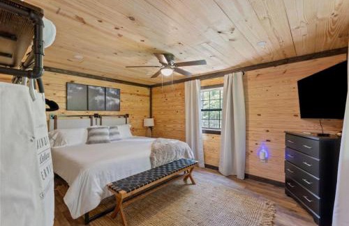Campton House | Private Cabin w King Bed and Private Hot Tub