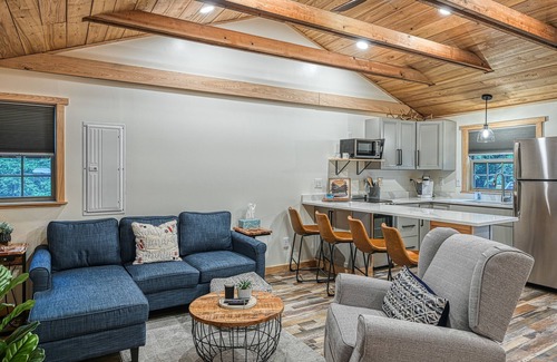 Oakland Cabin | Private cabin with outdoor dining and fireplace
