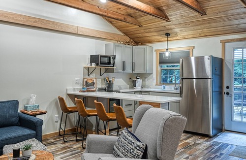 Oakland Cabin | Private cabin with outdoor dining and fireplace