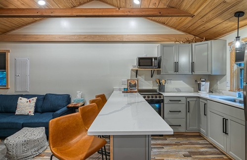 Oakland Cabin | Private cabin with outdoor dining and fireplace