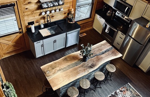 Sevierville Cabin | ⭐️⭐️Private cabin with Mountain Views and hot tub close to Pigeon Forge!