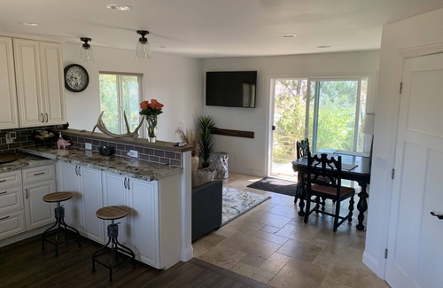 Cloverdale House | Private Casita-Beautiful Valley Views, Outdoor patio with bar
