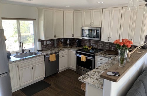 Cloverdale House | Private Casita-Beautiful Valley Views, Outdoor patio with bar
