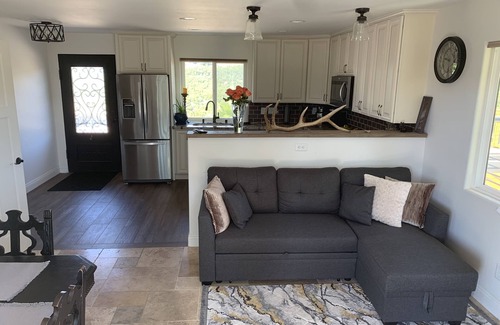Cloverdale House | Private Casita-Beautiful Valley Views, Outdoor patio with bar