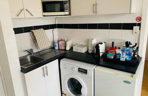 Dudley Park Cottage | Private Central Guesthouse