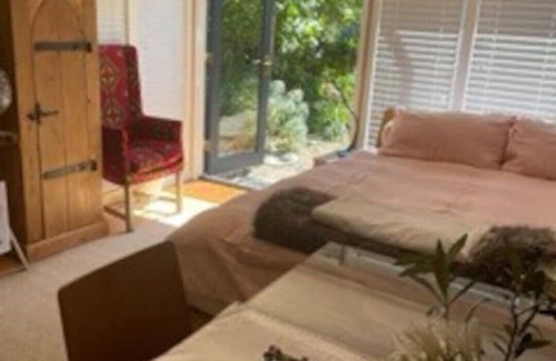 Harlesden Apartment | Private Centrally Heated Studio Retreat Zone 2