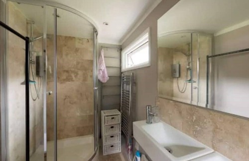 Harlesden Apartment | Private Centrally Heated Studio Retreat Zone 2