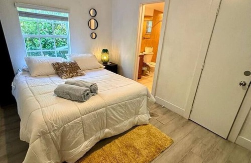 Midtown Apartment | Private & Centrally located, parking, laundry