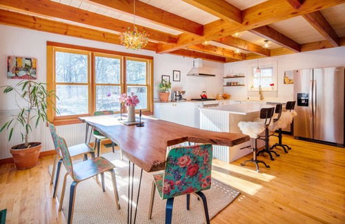 Edgartown House | Private Chappaquiddick Retreat with Large Screened in Porch. Minutes from Beach!