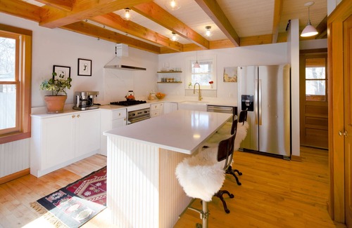 Edgartown House | Private Chappaquiddick Retreat with Large Screened in Porch. Minutes from Beach!