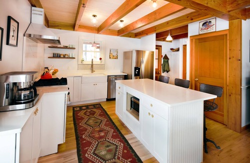 Edgartown House | Private Chappaquiddick Retreat with Large Screened in Porch. Minutes from Beach!