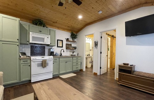 Bryan Cabin | Private charming deluxe cabin on 12-acres