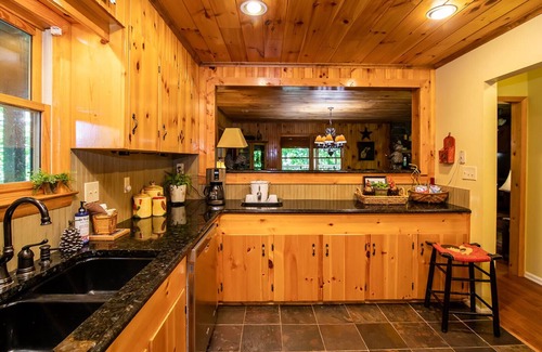 Pisgah Forest Cabin | Private charming Mountainside Cabin near The Pisgah National Forest.