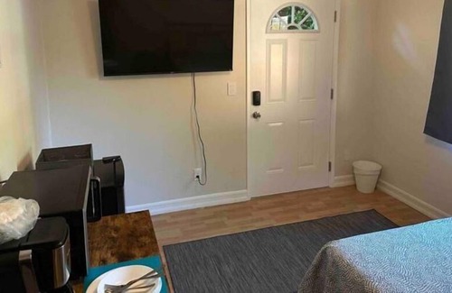 Woodland Hills Apartment | Private Charming Master Bedroom