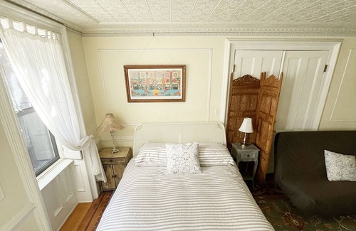 Clinton Hill House | Private & cheerful 1-bedroom garden apartment in Brooklyn townhouse