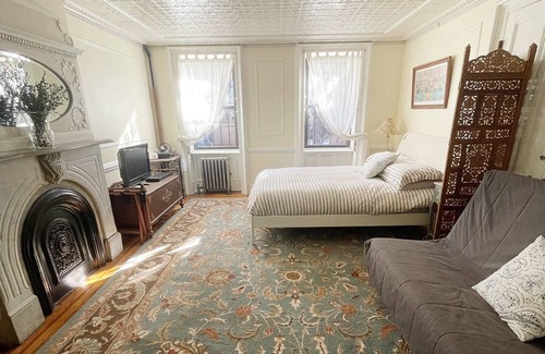 Clinton Hill House | Private & cheerful 1-bedroom garden apartment in Brooklyn townhouse