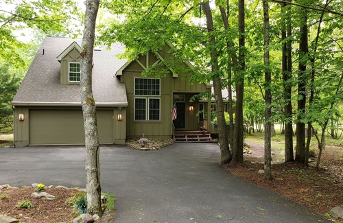 Pocono Pines House | Private cheerful 3 bedroom home
