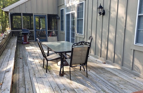 Pocono Pines House | Private cheerful 3 bedroom home
