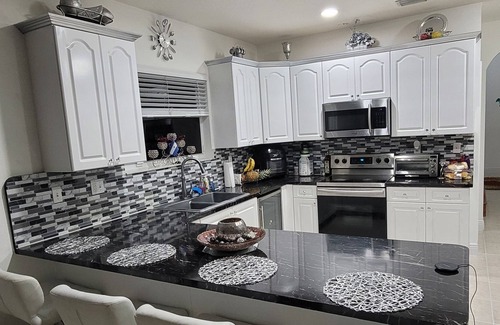 Ludlam House | Private- Cheerful-5 Bedrooms Lovely House with Pool