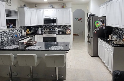 Ludlam House | Private- Cheerful-5 Bedrooms Lovely House with Pool