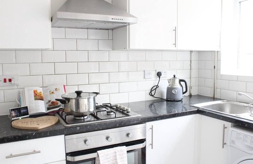Staines House | Private Comfortable 2 Bedroom Home away from Home