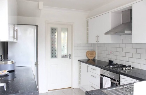 Staines House | Private Comfortable 2 Bedroom Home away from Home