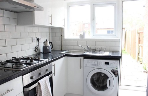 Staines House | Private Comfortable 2 Bedroom Home away from Home