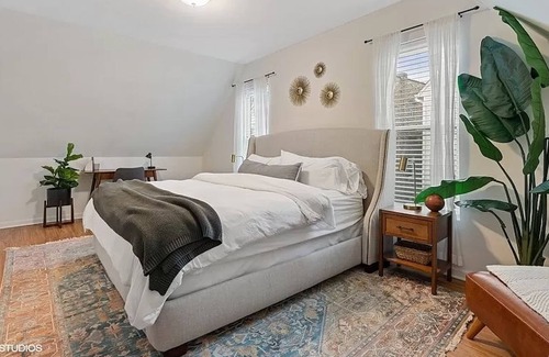 West Bucktown Apartment | Private Coach House! Close to transport