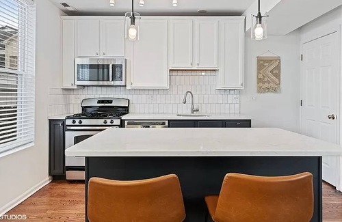 West Bucktown Apartment | Private Coach House! Close to transport