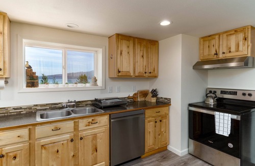 Bay City House | Private Coastal Cottage w/via -Near Rockaway Beach!