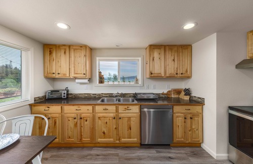 Bay City House | Private Coastal Cottage w/via -Near Rockaway Beach!