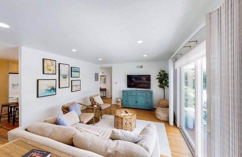 Goleta House | Private coastal getaway with twilit alfresco dining & quiet beach neighborhood