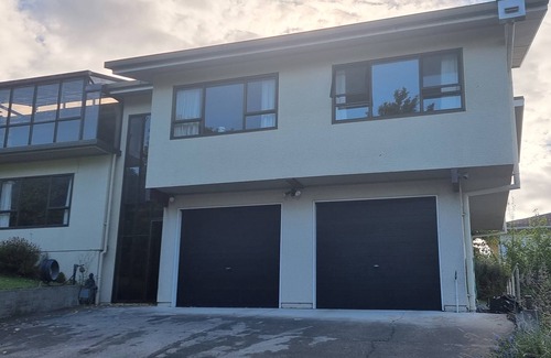 Havelock North House | Private, comfortable home, sleeps up to 9. Plenty of off street parking