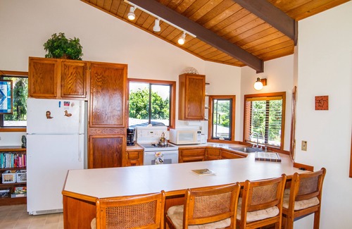 Omao House | Private, Comfortable and Cozy with Distant Ocean and Mountain Views