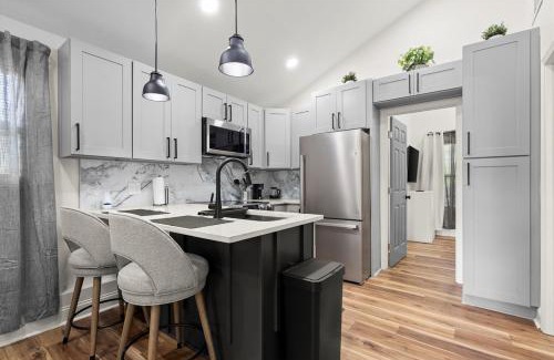 Belvedere Park House | Private Compound, 2 Modern Homes, 5BR,5BA Perfect for Groups