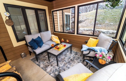 The Galena Territory House | Private Condo Pool, Screened Porch with Views and Fresh Air, Walk to Golf!