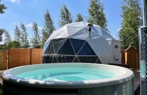 Royston Cabin | Private & Cosy Luxury Glamping Geo Dome - Hot Tub - EnSuite - Country Views!