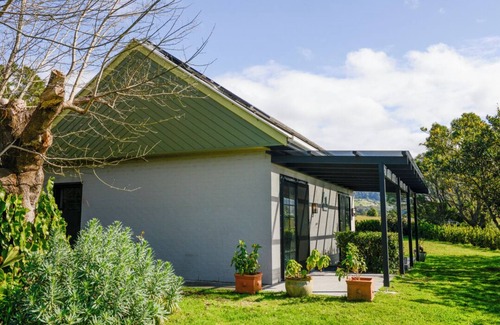 Jaspers Brush Cottage | Private cottage, 4 minutes to berry. Pets by arrangement. couples and kids n