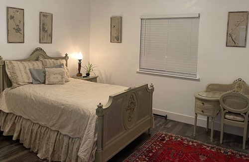 Arden-Arcade Cottage | Private Cottage in Mariemont Estates near Arden Park on gated property