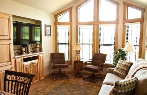 Washington House | Private Cottage in the woods with Hot Tub