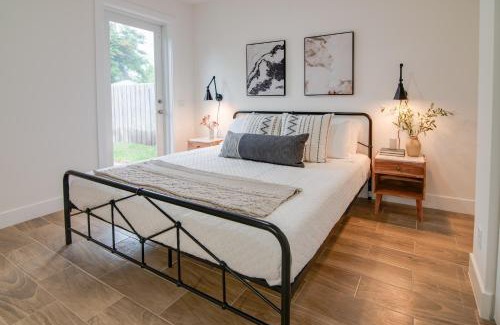 Lake Worth House | Private Cottage - KING Beds, Brand New, Near Beach, Golfing, Shopping & Restaurants