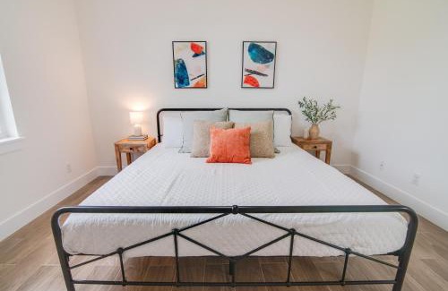 Lake Worth House | Private Cottage - KING Beds, Brand New, Near Beach, Golfing, Shopping & Restaurants