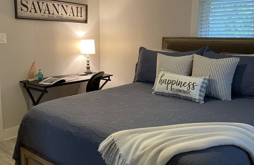 Garden City House | Private Cottage + Mins to Downtown Savannah River Street.